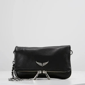 Zadig voltaire väska - Säljer denna fina Zadig väska då den inte kommer till användning! Fint skick få den använts sparsamt! Säljer för 750 vid snabb affär☺️ Kan mötas i Stockholm eller posta😊 Hör av er vid frågor!