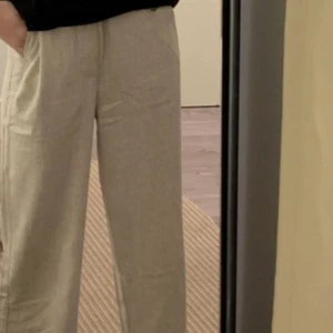 Linnebyxor - Jättesnygga linnebyxor från Stradivarius 💕som är sparsamt använda.⭐️ Köpta för 260 kr säljer för 129 kr. 🏖 Om flera är intresserade blir det budgivning.☀️ Frakten kan ändras 