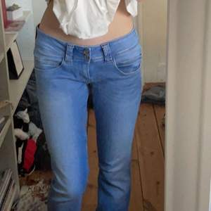 Jättefina lågmidjade jeans från Pepe Jeans London, säljer då ja inte får användning för dom. Nyskick och inga defekter❤️ Storlek 31/32 och passar bra på mig som är 170. Skriv privat för fler bilder!❤️❤️