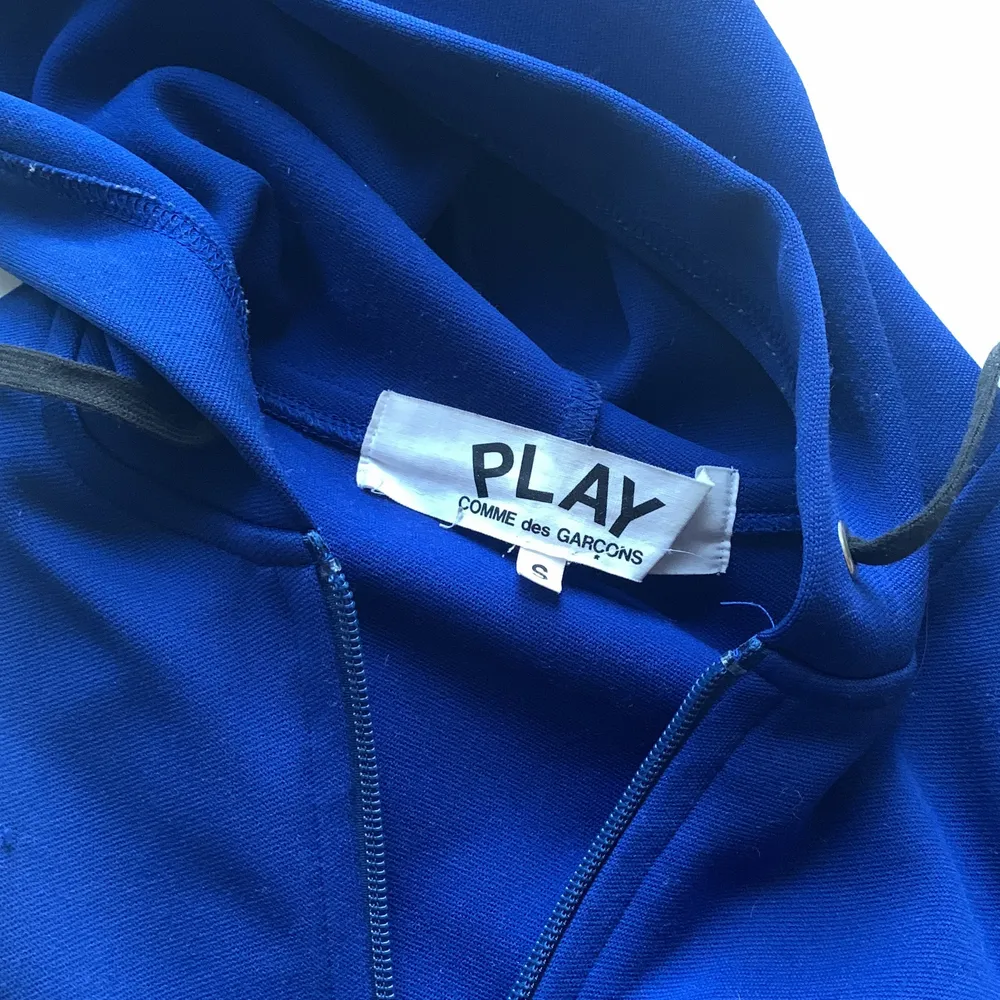 COMME des GARÇON Blå ZIP Hoodie. Tröjor & Koftor.