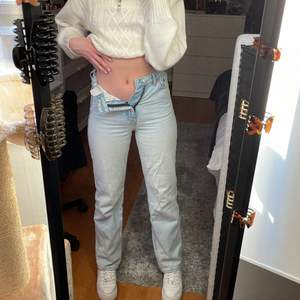 Trendiga jeans från weekday💙💕  säljer då storleken är för liten för mig☺️ high waist och raka i modellen! Jag är 169☺️ I fint skick!
