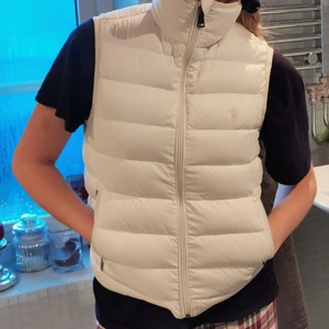 Dunväst Ralph Lauren - Vit Dunväst  POLO Ralph Lauren i superfint skick i storlek XS. Kan skickas mot frakt
