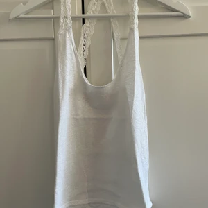 Hollister vitt linne  - Hollister vitt linne med spets rygg, nyskick. S