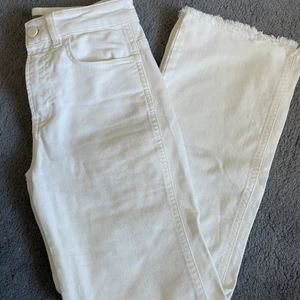 Filippa K ripped cropped vita jeans - Filippa K ripped cropped vita jeans. Nyskick stl xs. Köpta för 999kr säljes för 499kr