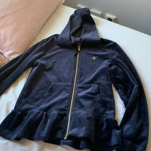 Liknande Juicy - Zip up hoodie liknande Juicy, har lagt ut byxor till❤️