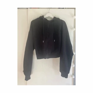 Hoodie - Zip hoodie från Nelly. Aldrig använd, prislapp kvar. Storlek L, skulle säga att den passar mer som en M. Nypris 449kr, säljer för 225kr. 
