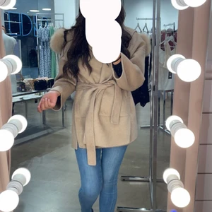 Päls kappa - Säljer min otroligt snygga kappa som är köpt på furstockholm. Har använt den kanske 2/3 gånger, så den är helt fräsch och som ny. Pälsen är fluffig/len och äkta och kappan är super skön till vilket väder som helst, säljer nu för 1500, köpt för 2199kr men priset kan möjligtvis diskuteras. Den är S/M, jag är en S men den kan användas på en person i storlek M också. (Levererar endast)