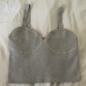 Stickad topp  - Säljer denna stickade topp ifrån H&M använd Sparsamt väldigt fint skick inga noppror eller slitningar. storlek S 