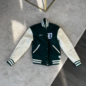 Grön/Vit Collegejacka! - Säljer nu min collegejacka då den var för liten för mig. Aldrig använd med lappen kvar i nacken. Skriv gärna vid intresse! 