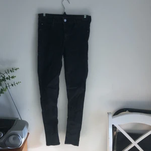 Jegging Jane Cubus  - Svarta jeggings från Cubus i använt skick.