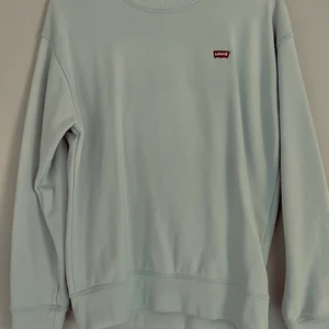 Levis sweatshirt  - En psatellblå sweatshirt från levis, i storlek xxs. Använd ett få tal gånger. Ny pirs 799kr, mitt pris 200kr
