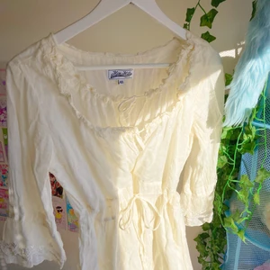 Fin klänning  - Söt klänning i storlek 40 men passar även 34-38 då den är anpassbar ♥️ köparen står för frakt 50kr