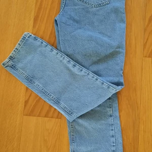 Jeans - Blå jeans i nyskick. Ej använda mycket. Pris inkl. frakt.