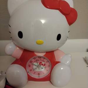 söt hello kitty klocka, rätt så stor