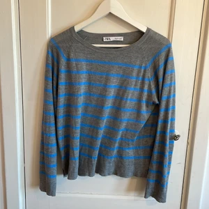 Zara tröja - Sjukt snygg och trendig randig Zara tröja som är slutsåld! Säljer pga att den inte kommer till användning. Nästan helt ny! Inga fläckar osv❤️Nypris: 230kr❤️