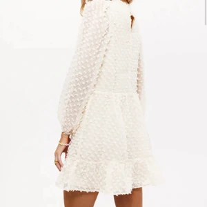 Vit klänning - Säljer denna korta gammel vita klänning i storlek XS. Kom med egna bud💖💕