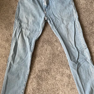 Jeans, Levis - Ännu ett par 502 som är betydligt mer använda men i ett fint skick. I en ljusblå färg perfekt till vår/sommar. 