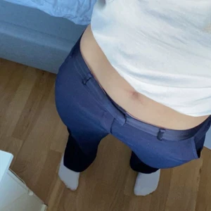 LÅGMIDJADE kostymbyxor  - super fina LÅGMIDJADE mörkblå kostymbyxor. Säljs pågrund av att jag har för många kostymbyxor. Nästan oanvända. Bara att kontakta om du vill ha fler bilder eller har någon fråga 👊🏼👊🏼👊🏼