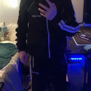 Palm angels dress - Köp tea för 1500 har trötnat så säljer den för 700 det går och pruta men då måste vi Komma över Rena av Ett förslag