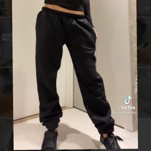 Mjukisbyxor - Säljer dessa mjukisbyxor från Nelly, bilden är tagen från alva blomdahls tiktok! Säljer de i vitt men bättre bild på de svarta! Storlek L men blir mer oversized på än som är en M