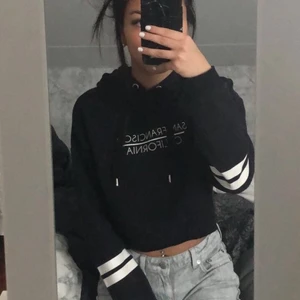 Svart hoodie - Svart croppad hoodie från h&m, säljer då den inte kommer till användning längre. (storlek xs)