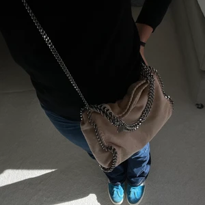 Stella McCartney väska - Säljer min Stella Mccartney väska i modellen ”falabella mini tote”. Nej men det är den perfekta väskan till våren och sommaren! Så snygg!!! Väldigt bra skick, skriv privat för fler bilder 