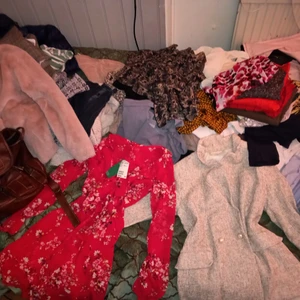 Mängder av kläder till bra priser - Kläder/jackor/ västar (S) skor 35 36 37. Massa accessoarer och diadem 