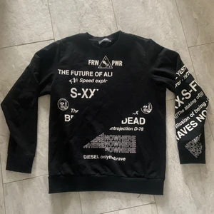 Disel - långärmad tröja, storlek M - Disel - långärmad tröja, storlek M, vit textad tryck 