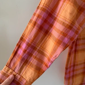 Skjorta - Säljer denna super fina nya skjortan! Aldrig använd så är alltså helt ny. Jag säljer den för att jag köpte i fel färg! Bra kvalitet på tyget och sitter snyggt💕Pris kan diskuteras. Den är ganska så oversized⭐️