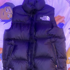 Northface väst - Säljer denna northface västen som jag köpt här på Plick. Superbra skick och sparsamt använda men säljer den då jag behöver pengar och har planerat köpa en annan vår jacka❤️ Bud: 1300