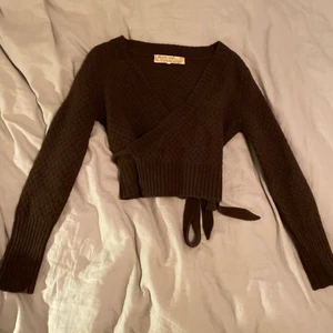 Brun wraptröja - Så så fin topp från Noa Noa som tyvärr är för liten för mig🥰