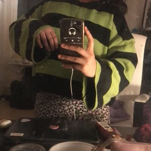 Grön svart randig tröja - Säljer min randiga tröja (använt två-tre gånger). Långa armar och oversized. Ca 53cm lång och 39 bredd men är väldigt lös och töjbar.