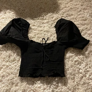 Svart topp - En jätte fin svart topp, den passar till allt och är en crop top💕💕💕