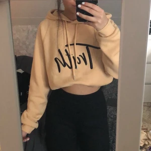 sandgul hoodie - superfin hoodie i en typ sandfärg. den har trycket ”truth”.  i storlek xs och aldrig använd alltså som i nyskick!! ❤️