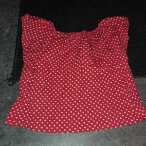 Storlek: S - En kroppad topp med resår upptill. Använd 5 gånger på 2 år. Är I bra skick