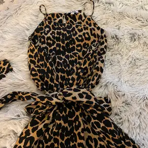 Säljer denna underbart fina topp i leopard mönster, toppen kan både bäras med eller utan skärp, (tillkommer) säljer för 100 kronor +frakt