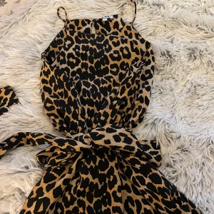 Leopard topp - Säljer denna underbart fina topp i leopard mönster, toppen kan både bäras med eller utan skärp, (tillkommer) säljer för 100 kronor +frakt