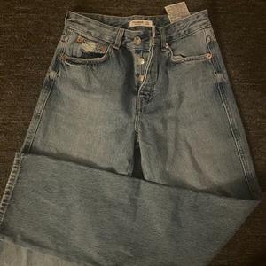 Blå raka Pull&Bear jeans - Oanvända raka blå jeans i lite mörkare blå nyans. Helt nya men säljer för att de är lite för stora för mig som har strlk 36. Kan posta