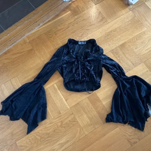 Gothic tröja size S - Gothic tröja size S ( see small hole in the last picture)