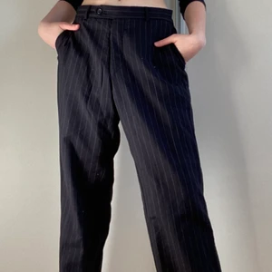 Lågmidjade kostymbyxor - Perfekta vårbyxorna!!! Köpt här på Plick men tyvärr för stora för mig som  bär xs/s. Sjukt bra kvalitet utan några defekter, lågmidjade och alldeles underbara.                                     Mått och fler bilder går att fås, pris diskuterbart