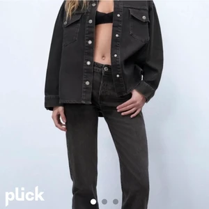 Zara mid rise jeans - Säljer mina slutsålda zara mid rise jeans!💗Köpta i höstas! Säljer pga att dem inte kommer till användning. Pris kan diskuteras💕Kolla även gärna in andra plagg jag säljer