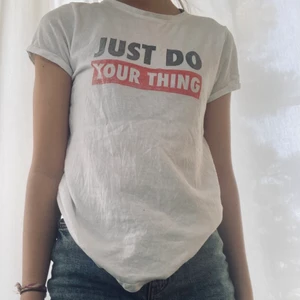 FB sister T-shirt strl XS - T-shirt i bommulls material, säljer den då jag inte använder den längre. Köpare får stå för frakt, kan även avhämtas på plats. 