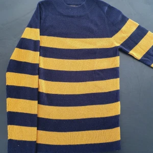 Stickad tröja  - Stickad tröja, köpt second hand men är i bra skick och kvalité. St L på lappen men passar bra på mig som är xs-s. För fler bilder dm. 