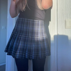Rutig Weekday tenniskjol  - Säljer denna superfina tenniskjolen från weekday då den tyvärr inte är i min storlek. Superfint blått rutigt mönster. Helt oanvänd med prislapp klar, nypris 350 kr. superhäftigt med kjol nu till våren!! 🌻 Skriv om du har några frågor eller vill ha fler bilder🥰 pris går alltid att diskutera 