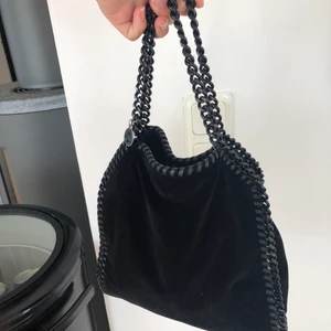 Stella Mccartney falabella mini - Knappt använd Stella McCartney väska i modellen falabella mini. Köpt för 8.890 på NK i Göteborg 2018. Dustbag finns kvar, inte kvittot men har en bild på det.