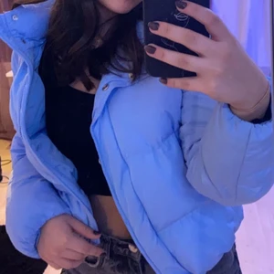 Blå puffer jacket  - Skit snygg ljusblå puffig jacka köpt för cirka 1 år sen på new Yorker. Superbekväm och fungerar både som vinterjacka med något varmt under och vårjacka då den inte är så jättejätte tjock❤️❤️❤️❤️
