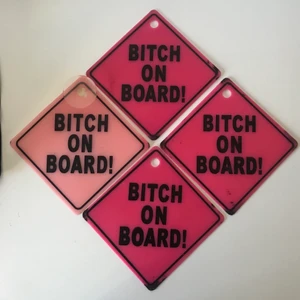 Rosa bitch on board skyltar - 4 st rosa bitch on board skyltar som är ungefär 16 cm. 1 för 20kr eller alla 4 för 35kr <3 Köparen står för frakt!