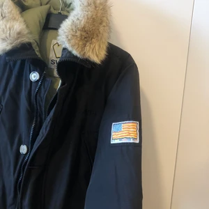 Svea jacka - Säljer min svea jacka i storlek S. Kan även passa en mindre M.  Den är några år gammal men har några år till att ge. Den har mest legat nerpackad det senaste åren så lite skrunklig annars hel. Kan behövas en uppfräschning men inte speciellt smutsig. Fler bilder går att få. Fråga gärna om du undrar över något! Nypris ca 2000kr