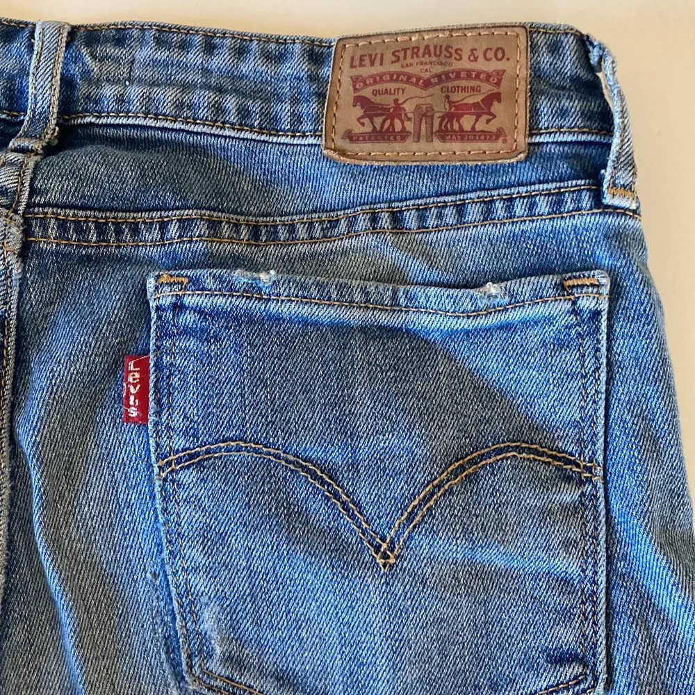 Låg midjade jeans från Levis, ljus blåa och storlek 27 i midjan . Jeans & Byxor.