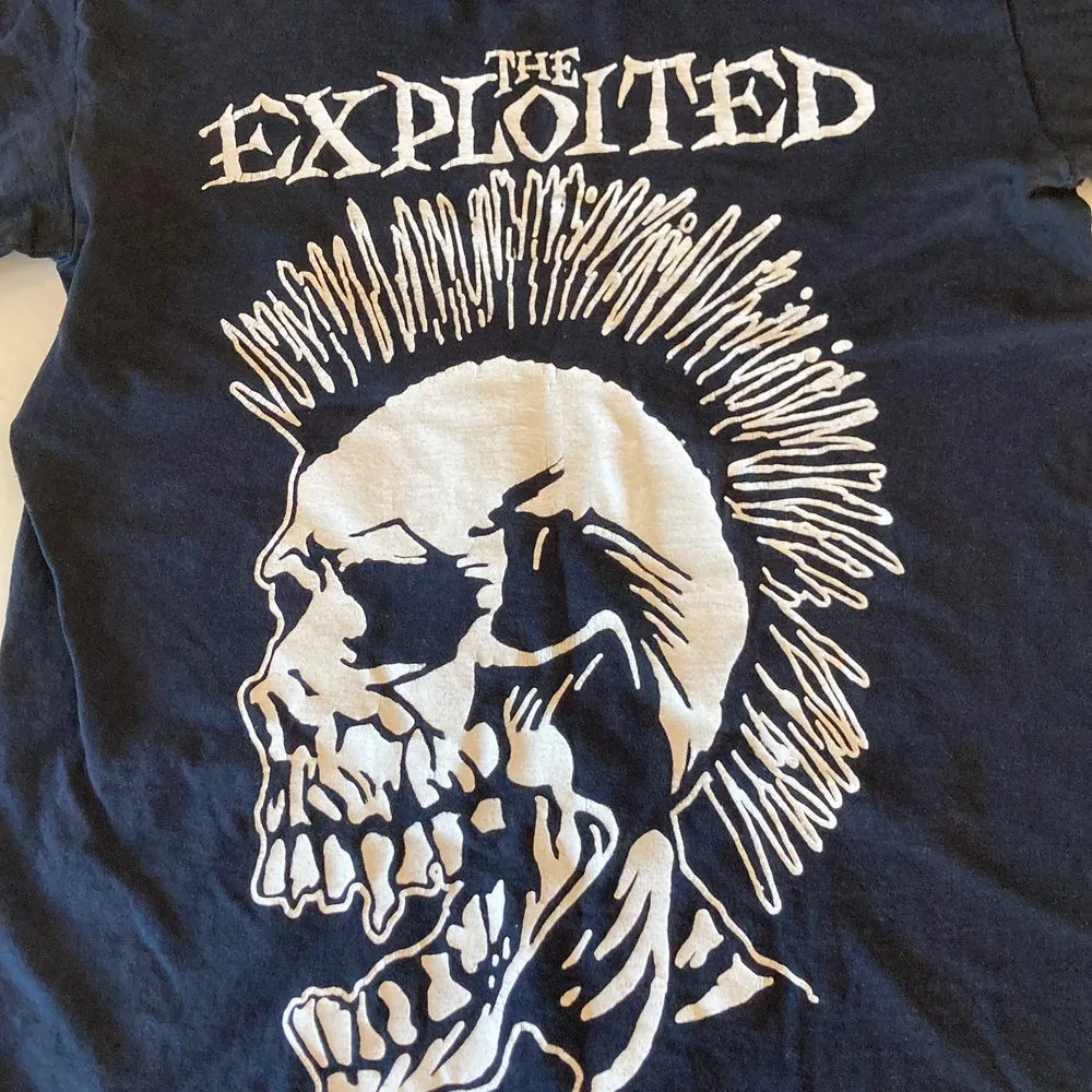 T-shirt med bandet the Exploited på, storlek S. T-shirts.